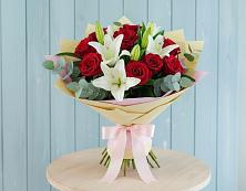 Букет цветов из:  Лилии и Розы в Бесленеевской