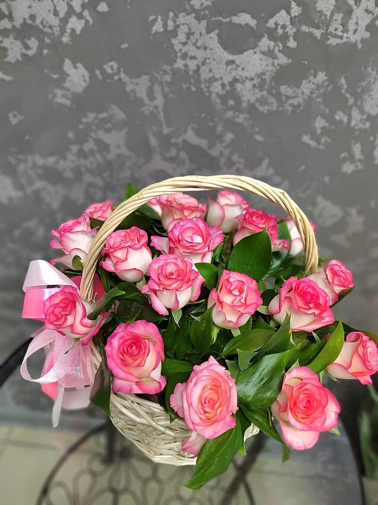 Цветочная композиция из Розы в корзине в Бесленеевской