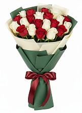 Букет Микс из красных и белых роз в Бесленеевской