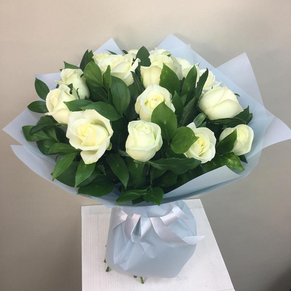 Букет 15 Белых роз Проуд в Бесленеевской