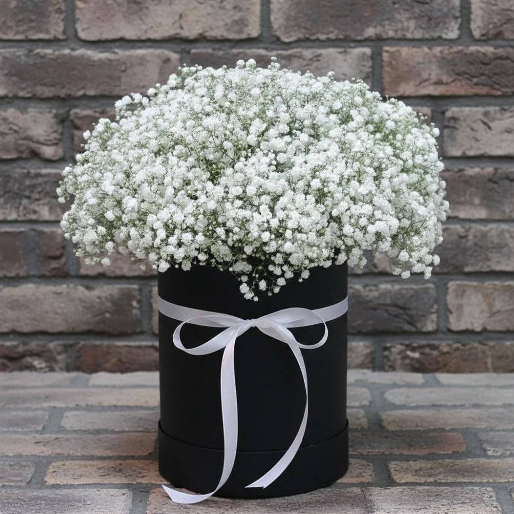 Цветочная композиция из Гипсофила в шляпной коробке в Бесленеевской