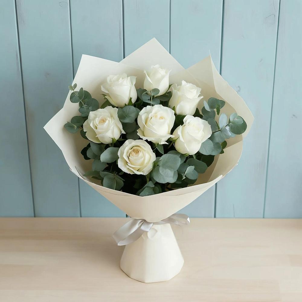 Букет Белые розы в Эвкалипте в Бесленеевской