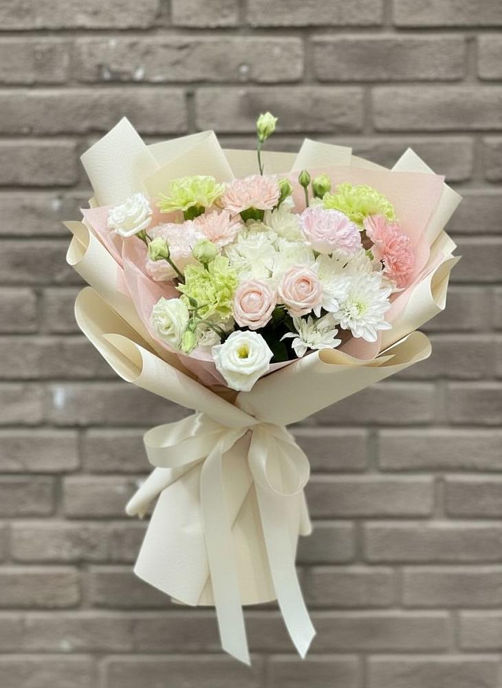 Букет цветов из: Гвоздики, Розы, Лизиантусы и Хризантемы в Бесленеевской