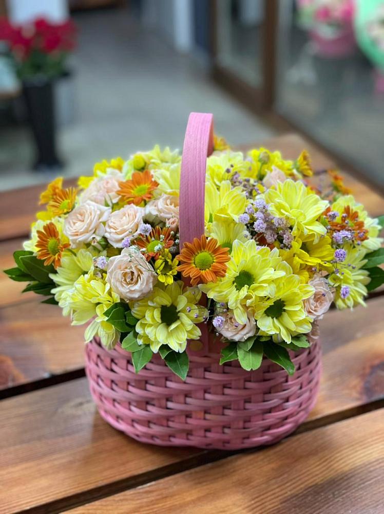 Цветочная композиция из Хризантемы и Розы в корзине в Бесленеевской