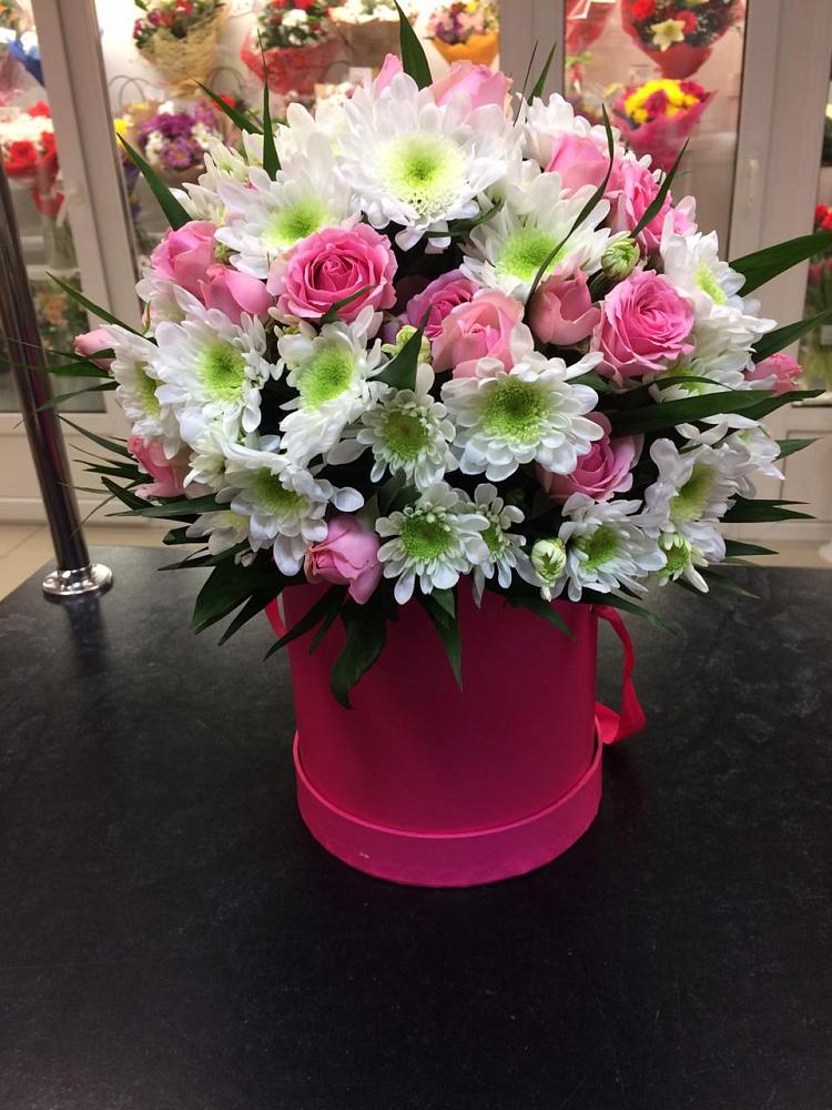 Цветочная композиция из Розы и Хризантемы в шляпной коробке в Бесленеевской