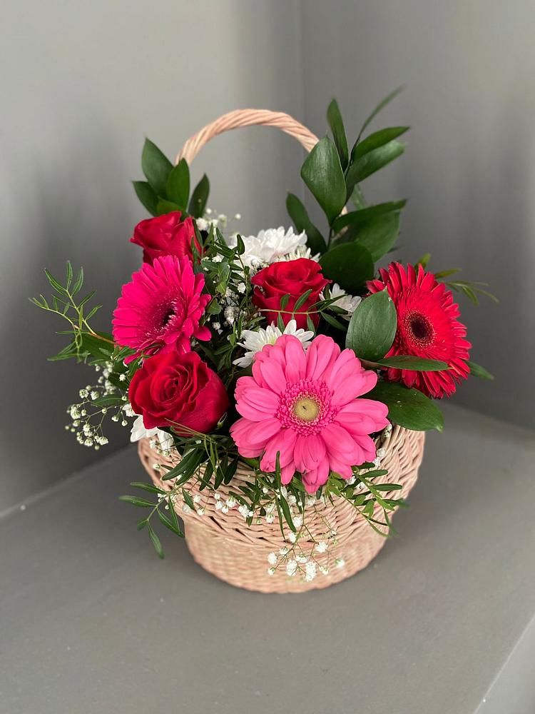Цветочная композиция из Розы, Хризантемы и Герберы в корзине в Бесленеевской