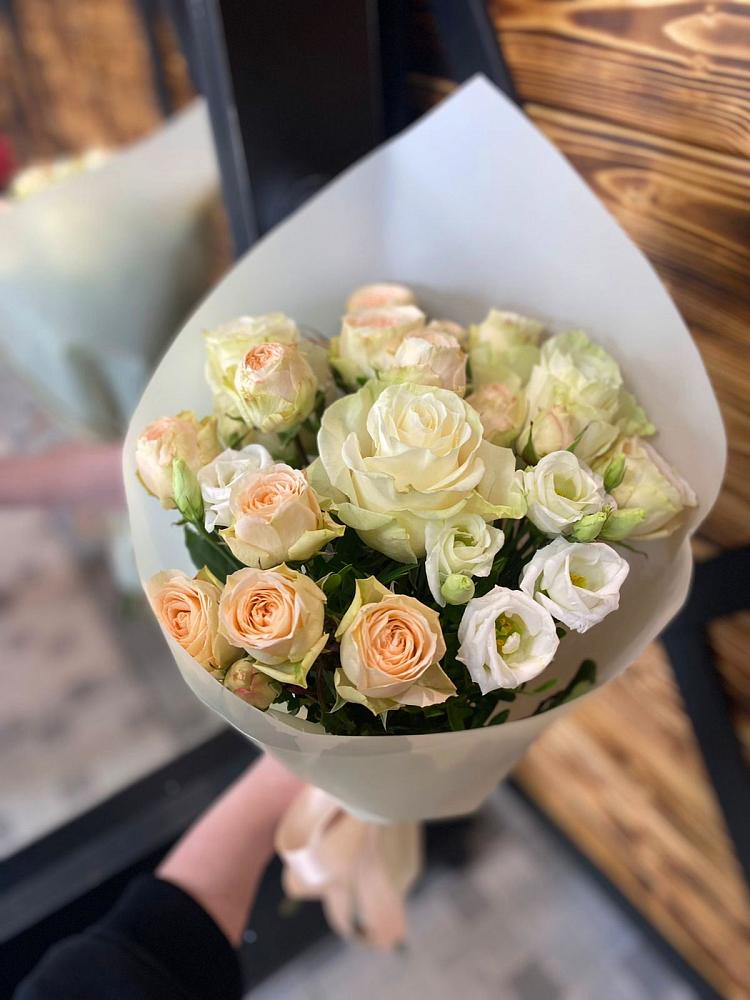 Букет цветов из: Розы и Лизиантусы в Бесленеевской